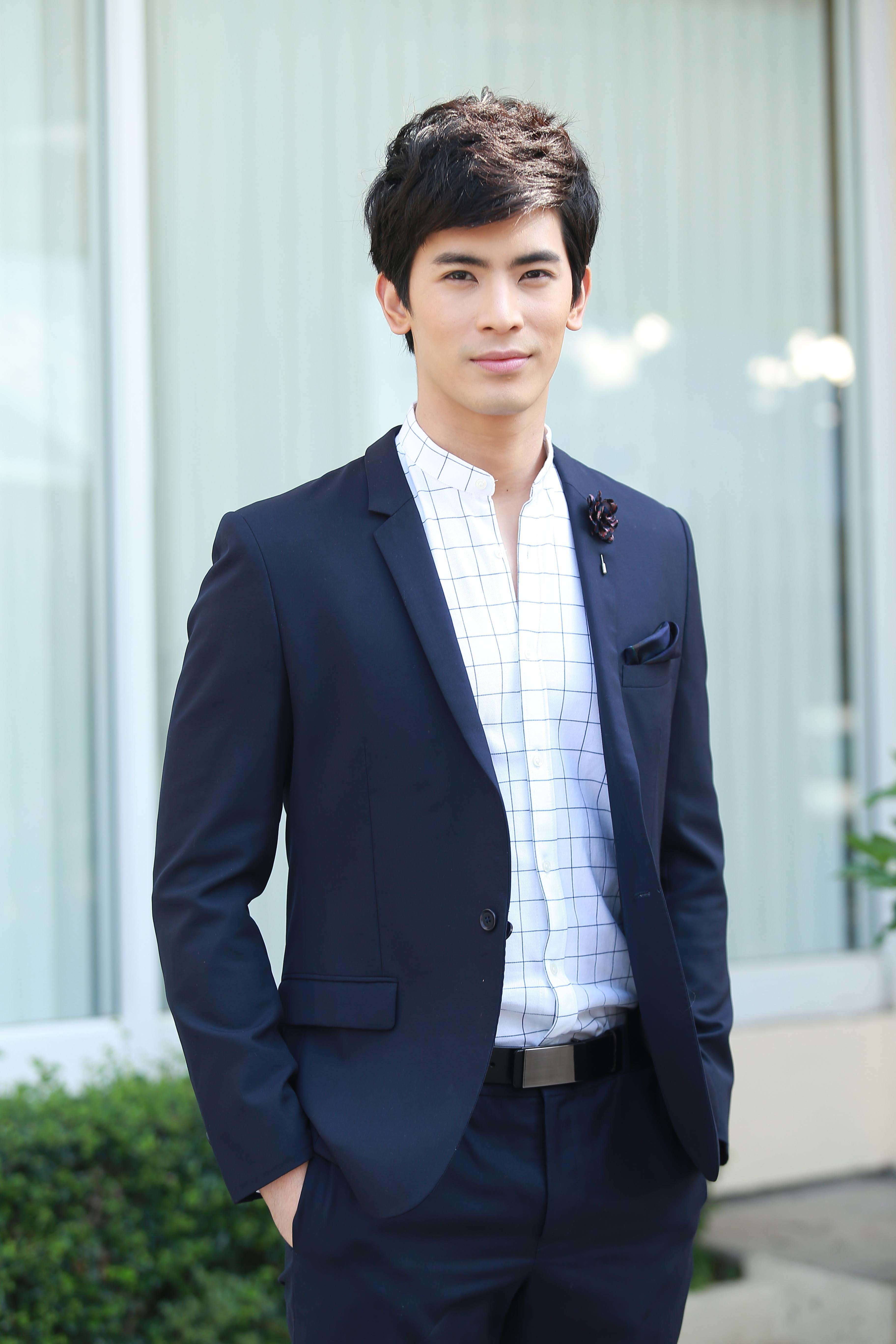 "สน ยุกต์ หล่ออินเตอร์ งานรุ่มเพียบ!! - KAZZ Magazine