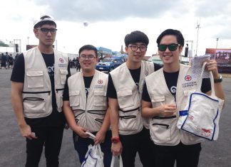 “ตั้ว เสฎฐวุฒิ” ลงแรงทำจิตอาสา นำทีมเพื่อนนักแสดง นวดเท้าให้คนมารอกราบพระบรมศพ