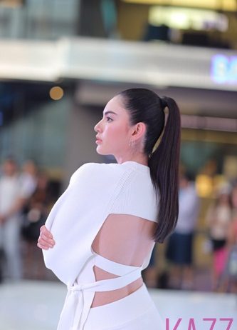 ใหม่ ดาวิกา สวยเซ็กซี่โชว์แผ่นหลัง