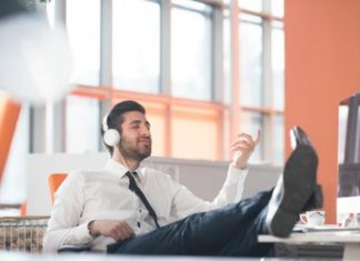 ก่อนบ่ายคลายเครียด! ชวนฟังเพลงเพราะๆ ที่จะทำให้การทำงานของคุณลื่นไหลตลอดวัน