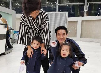 “แม่โอป-พ่อโอ๊ค” ปลื้ม “อลิน-อลัน” ขึ้นเครื่องบินครั้งแรกไม่มีร้อง ไม่มีงอแง