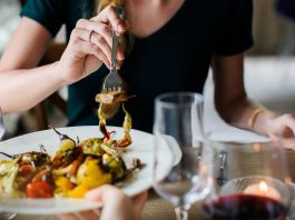 5 เมนูอาหารเย็นต้องห้าม! บ่อนทำลายสุขภาพการนอนหลับ