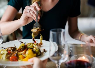 5 เมนูอาหารเย็นต้องห้าม! บ่อนทำลายสุขภาพการนอนหลับ