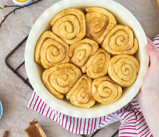 อ้ามมมม! เมนูวันหยุด ‘ขนมปังแอปเปิลซินนาม่อนโรล’ แสนอร่อย!