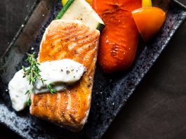 อ้ามมมม! ‘ปลาแซลมอนย่างเกลือ’ เมนูน่าหม่ำทำง่ายในวันหยุด