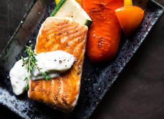 อ้ามมมม! ‘ปลาแซลมอนย่างเกลือ’ เมนูน่าหม่ำทำง่ายในวันหยุด