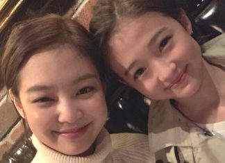 หน้าเหมือนกันสุดๆ ! ‘Jennie Blackpink’ แชะภาพคู่น้องสาวแฝดคนละฝา ’Ella Gross’
