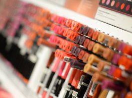 หน้าแน่นรับวันสงกรานต์ สาดยังไงเครื่องสำอางก็ไม่หลุด ด้วยงบหลักร้อย