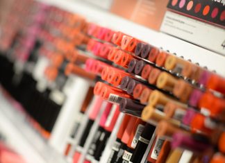 หน้าแน่นรับวันสงกรานต์ สาดยังไงเครื่องสำอางก็ไม่หลุด ด้วยงบหลักร้อย