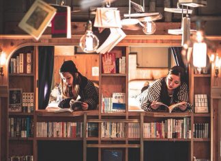 หนอนหนังสือต้องมาเช็คอิน! ‘Book and Bed’ โฮสเทลสุดฮิปในญี่ปุ่น