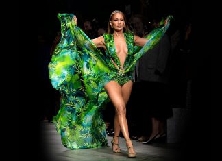 ‘Jennifer Lopez’ สวยสะกดทุกสายตาในชุด Jungle Dress ของ ‘VERSACE’