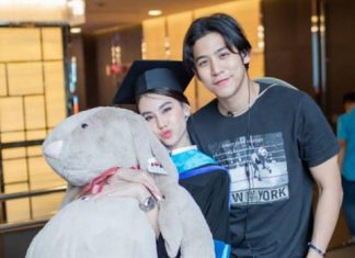 “ดาว พิมพ์ทอง” เซอร์ไพรส์ “พอร์ช” หอบตุ๊กตาตัวโต ยินดีวันรับปริญญา