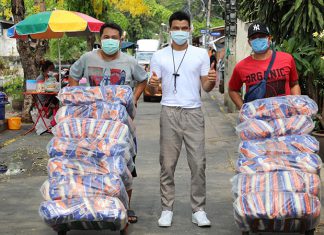 “หนุ่ม กะลา” แจกข้าวสาร 3,000 กิโลกรัม ให้ชาวบ้าน 600 หลังคาเรือน ลดผลกระทบโควิด-19