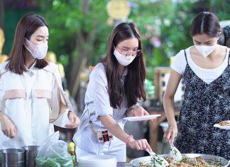 บัว-โม-พรีม เปิดโรงทาน -แจกหอยทอด ช่วยชาวบ้านฝ่าวิกฤต โควิด-19